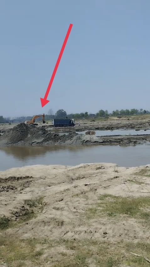 मिट्टी परमिशन की आड़ में पोकलैंड मशीनों से गोला नदी में निकाला जा रहा है धड़ल्ले से रेत।
