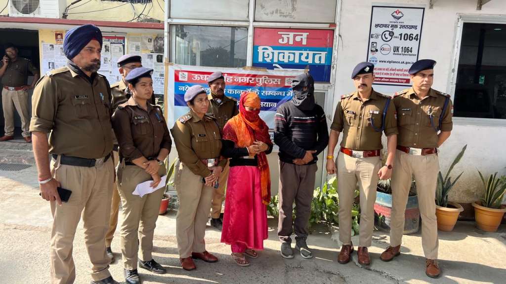  पुलिस ने महिला समेत तीन शातिर हनीट्रैपर को किया गिरफ्तार, पुलिस ने किया गंभीरता से खुलासा।