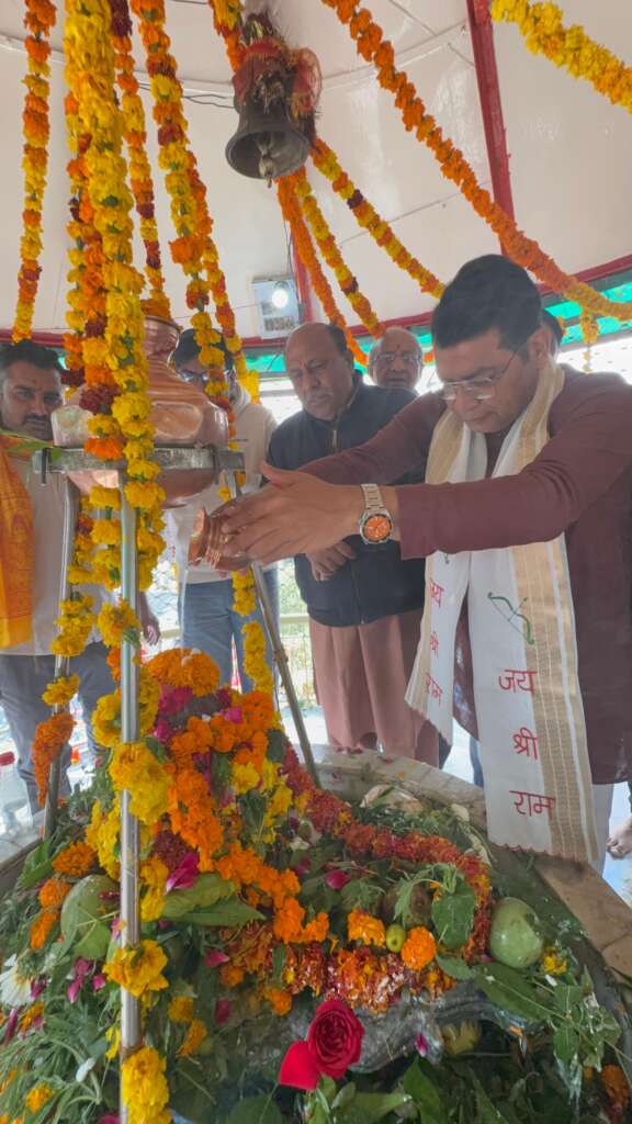 महाशिवरात्रि के पावन पर्व पर विधायक शिव अरोरा ने किया पांच मन्दिर में जलाभिषेक।