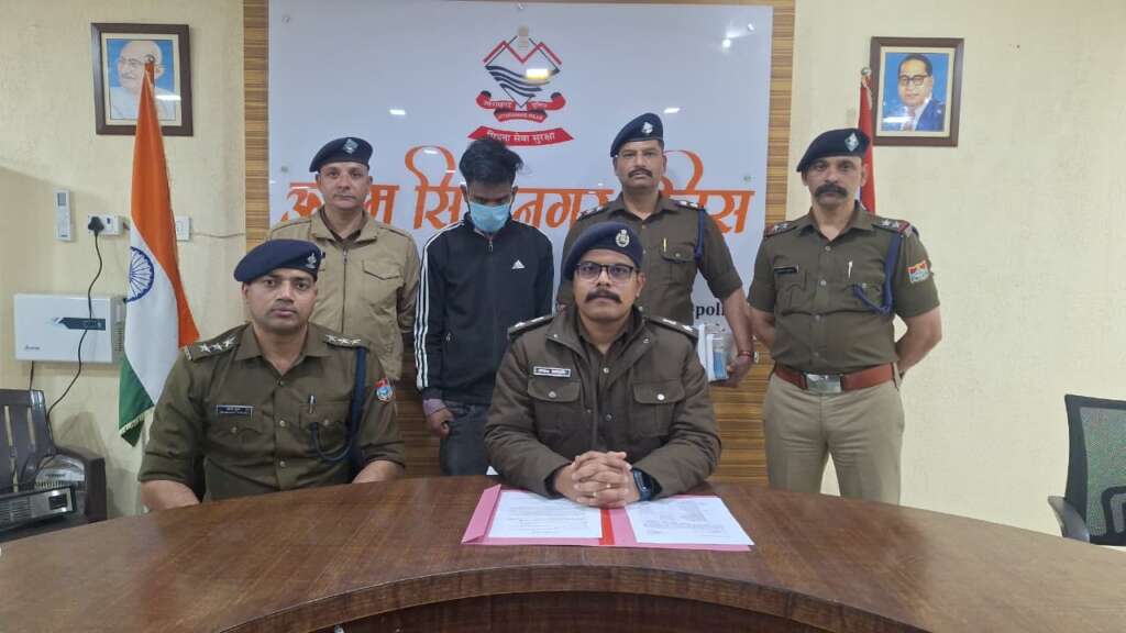 गंगवार जनसेवा केंद्र की आड़ में चल रहे अवैध फर्जीवाड़े का पुलिस ने किया पर्दाफाश, एक गिरफ्तार।