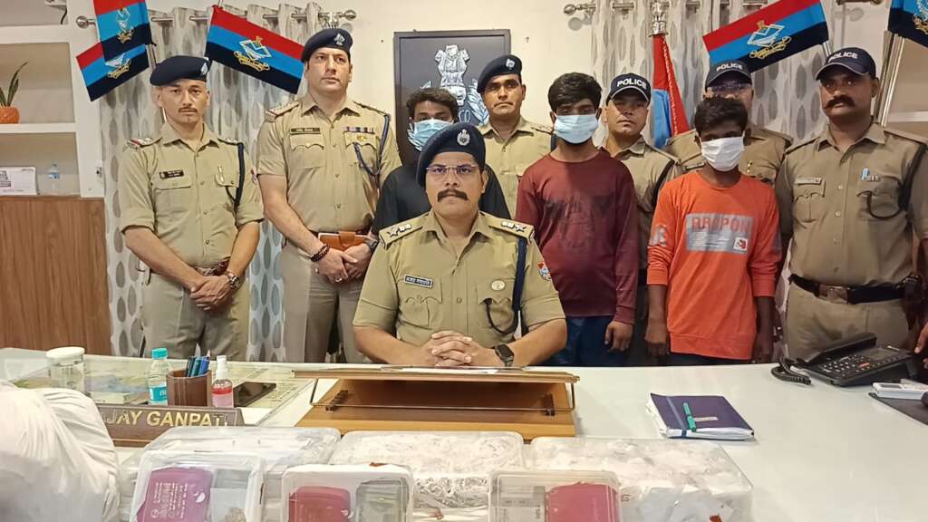 ज्वेलर्स की दुकान में हुई चोरी का पुलिस ने किया खुलासा, 34 लाख के आभूषणों सहित 03 शातिर चोर गिरफ्तार।