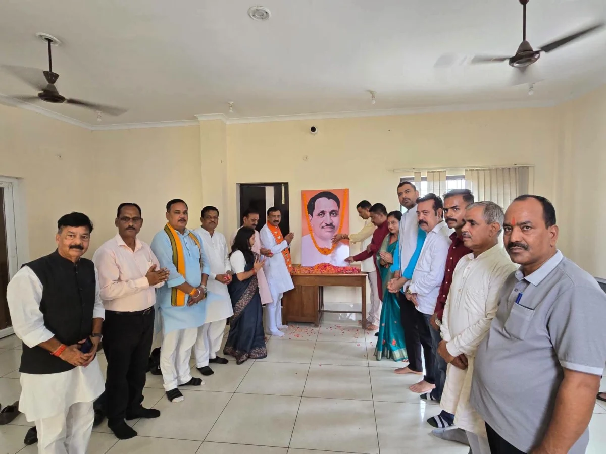 दीनदयाल जयंती पर भाजपा ने याद किया, गांधी पार्क में चलाया स्वच्छता अभियान।