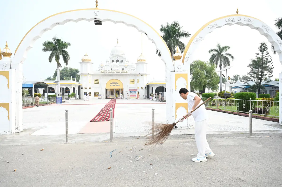 सेवा संकल्प अभियान’ के तहत नानकमता पहुंचे मुख्यमंत्री धामी, दिया स्वच्छता का संदेश।