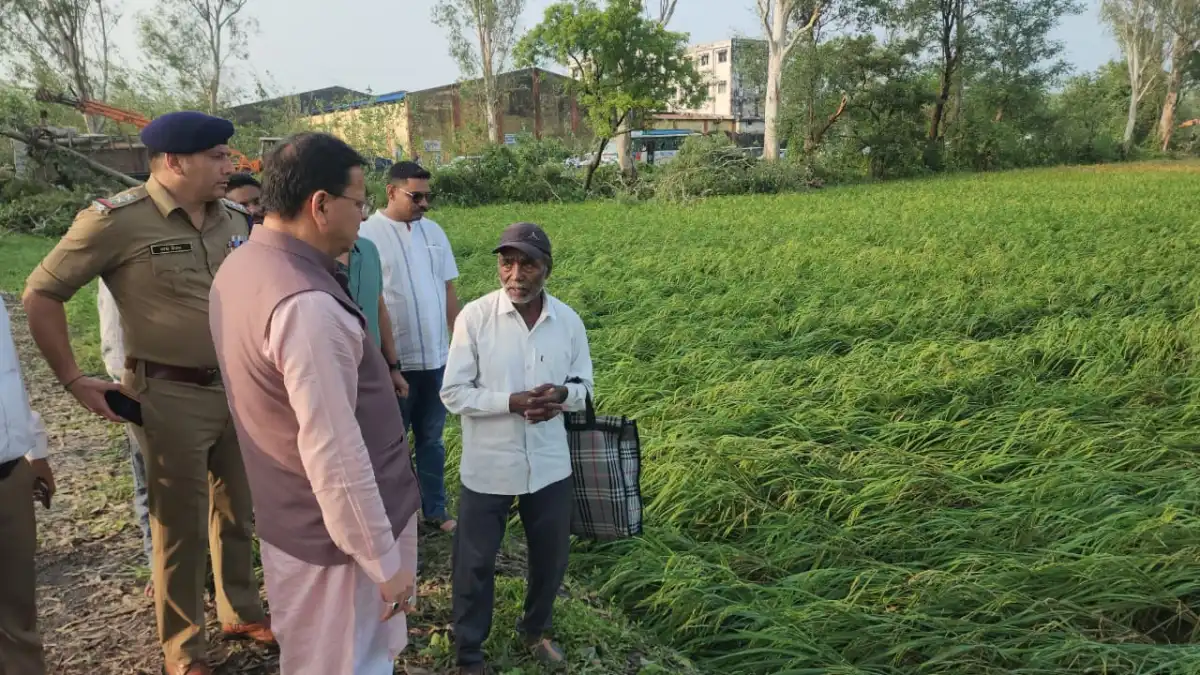किसान का बेटा पहुंचा किसानों के बीच, हल्द्वानी से देहरादून लौटते समय मिली भीषण ओलावृष्टि की सूचना, खराब मौसम के बावजूद मुख्यमंत्री ने हेलीकॉप्टर का रुख बाजपुर की ओर कराया।