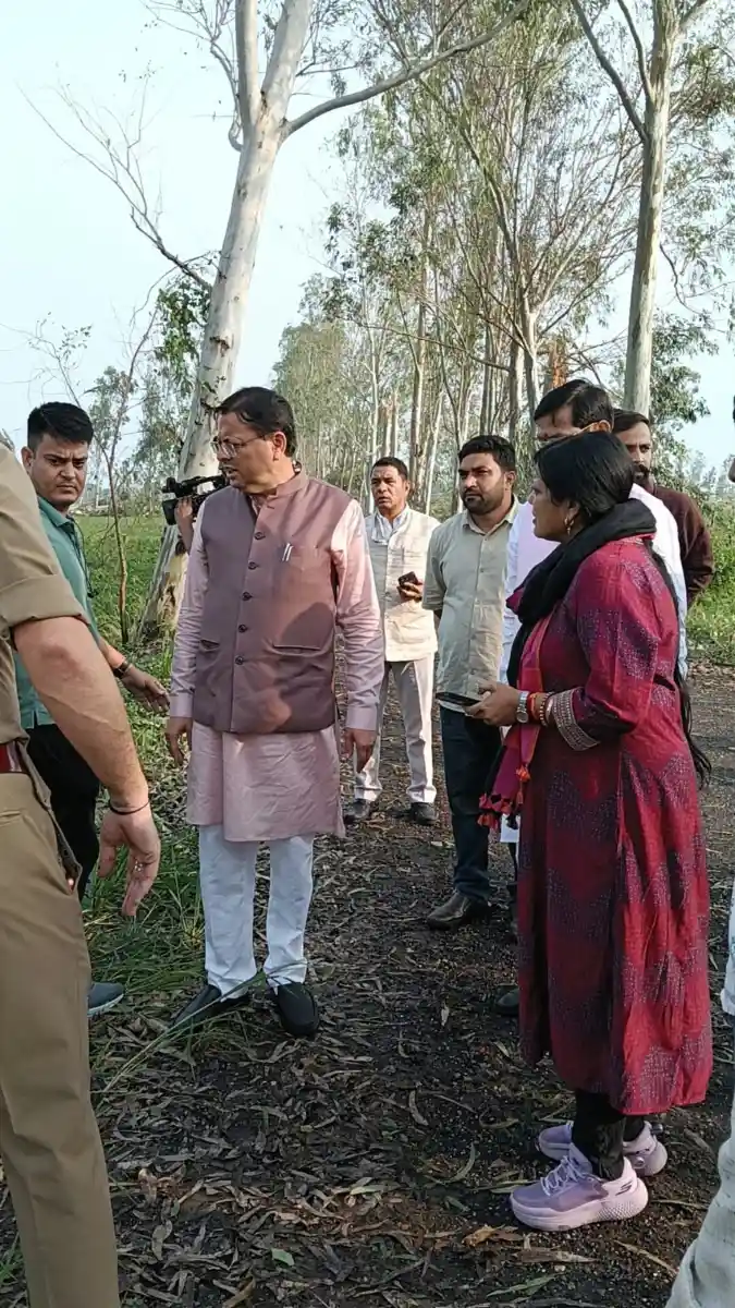 किसान का बेटा पहुंचा किसानों के बीच, हल्द्वानी से देहरादून लौटते समय मिली भीषण ओलावृष्टि की सूचना, खराब मौसम के बावजूद मुख्यमंत्री ने हेलीकॉप्टर का रुख बाजपुर की ओर कराया।