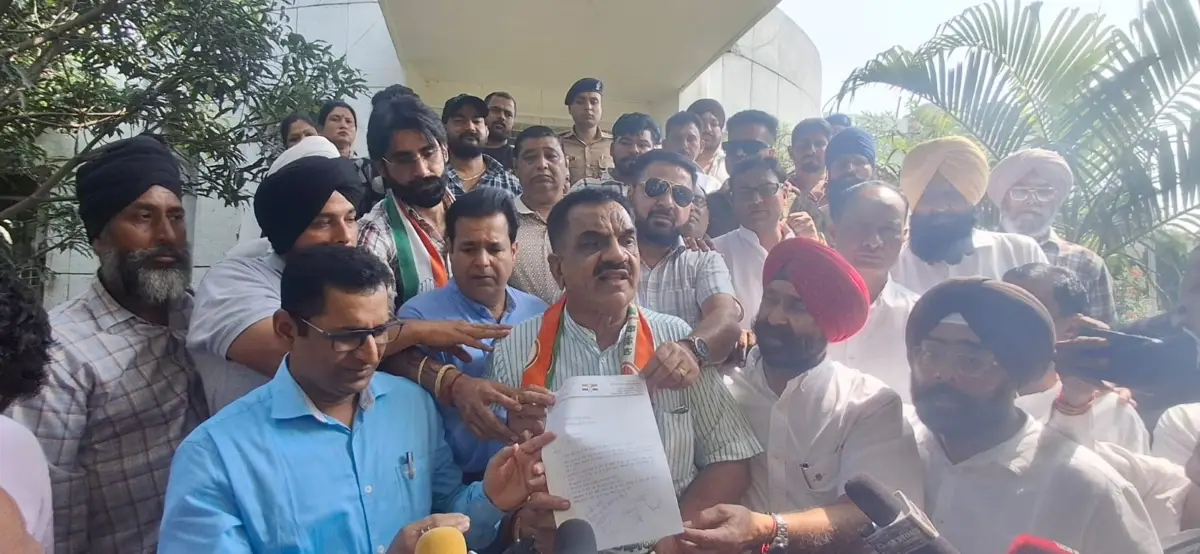 ओलावृष्टि के कारण क्षतिग्रस्त फसलों के मुआवजे की माँग क़ो लेकर कांग्रेस कार्यकर्ताओं ने कलेक्ट्रेट पहुंचकर किया सांकेतिक प्रदर्शन, दिया ज्ञापन।