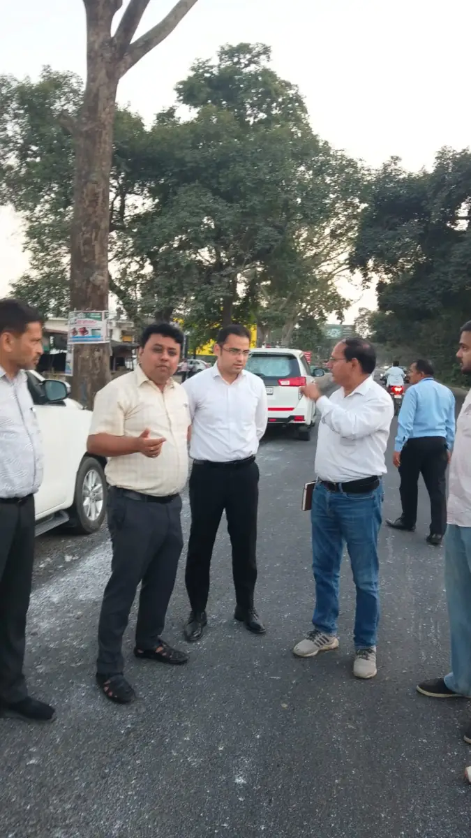 जिलाधिकारी ने काशीपुर-रामनगर सड़क मार्ग का  किया औचक स्थलीय निरीक्षण,निर्धारित समय सीमा में सड़क को गड्ढा मुक्त करने के निर्देश।