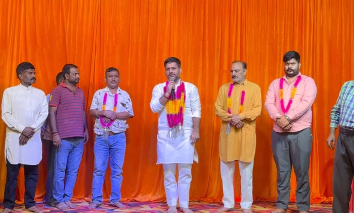 रामलीला के मंचन का शुभारंभ करने पहुँचे विवेक दीप सिंह ने गोकुलनगर के ग्रामीणों को भूमि स्वामित्व एवं बेदखली के नोटिसों से स्थायी मुक्ति दिलाने का लिया संकल्प।