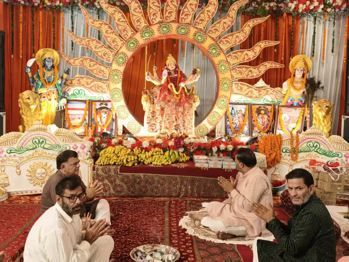 महापौर के आवास पर माता की चौकी की धूम- भजनों पर श्रद्धालुओं संग झूमे महापौर- माता की चौकी में उमड़ी श्रद्धालुओं की भीड़।