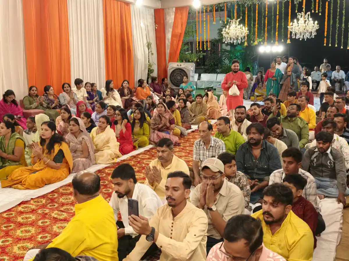 महापौर के आवास पर माता की चौकी की धूम- भजनों पर श्रद्धालुओं संग झूमे महापौर- माता की चौकी में उमड़ी श्रद्धालुओं की भीड़।