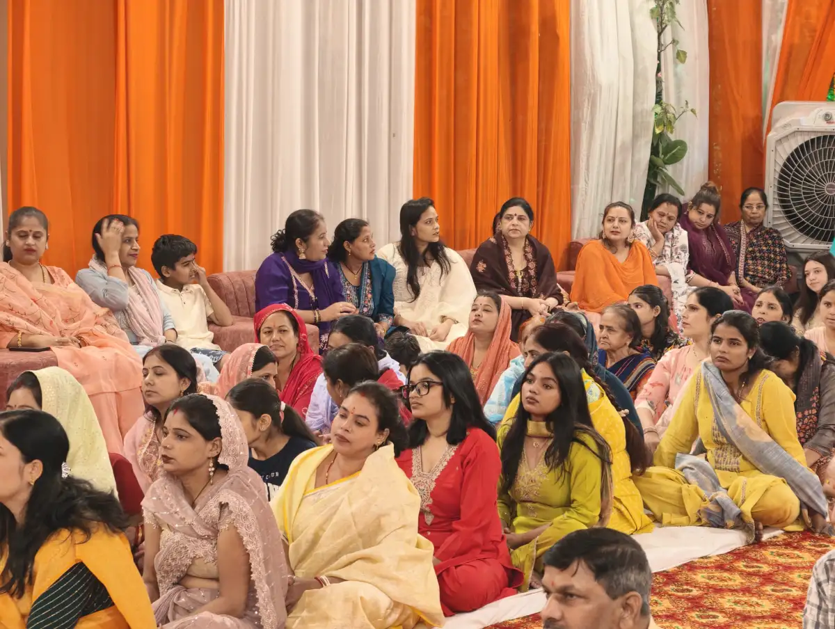 महापौर के आवास पर माता की चौकी की धूम- भजनों पर श्रद्धालुओं संग झूमे महापौर- माता की चौकी में उमड़ी श्रद्धालुओं की भीड़।