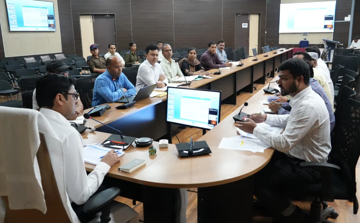 सड़क दुर्घटनाओं को गंभीरता से लेते हुए अपर जिलाधिकारी कौस्तुभ मिश्र ने अभियान चलाकर ओवरलोडिंग व भारीवाहनों की गति पर नियंत्रण लगाने के अधिकारियो क़ो दिए निर्देश।