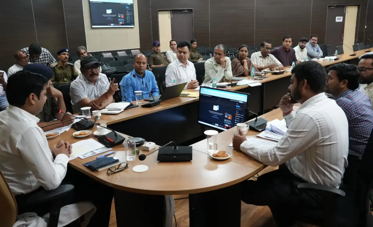 सड़क दुर्घटनाओं को गंभीरता से लेते हुए अपर जिलाधिकारी कौस्तुभ मिश्र ने अभियान चलाकर ओवरलोडिंग व भारीवाहनों की गति पर नियंत्रण लगाने के अधिकारियो क़ो दिए निर्देश।
