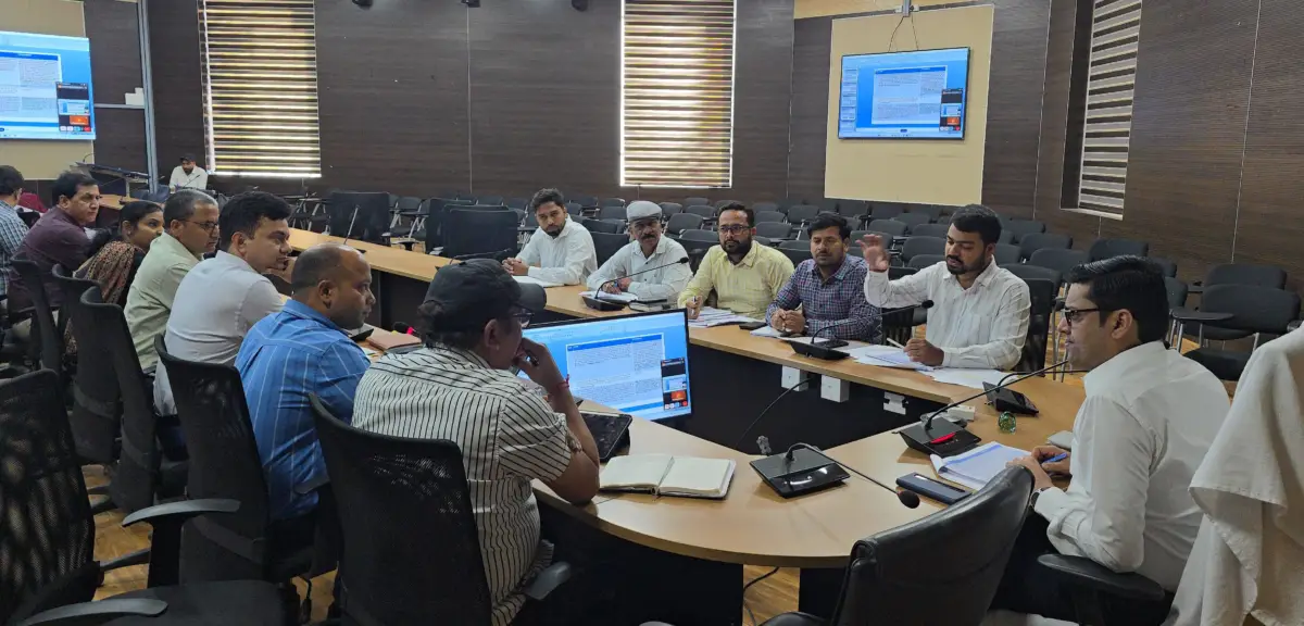 सड़क दुर्घटनाओं को गंभीरता से लेते हुए अपर जिलाधिकारी कौस्तुभ मिश्र ने अभियान चलाकर ओवरलोडिंग व भारीवाहनों की गति पर नियंत्रण लगाने के अधिकारियो क़ो दिए निर्देश।