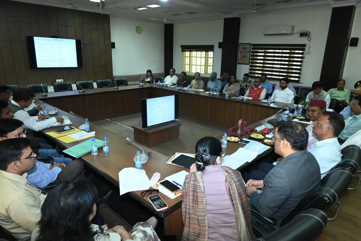 भीमताल में नैनीताल जनपद की समीक्षा बैठक सम्पन्न, अंतिम छोर पर खड़े व्यक्ति तक पहुंचे योजनाओं का लाभ : रामपाल सिंह