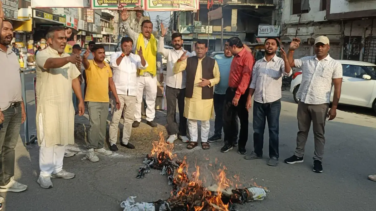 शहीद भगत सिंह के अपमान के विरोध में भाजपा कार्यकर्ताओं मे दिखा भारी आक्रोश , विधायक शिव अरोरा के नेतृत्व मे फूका कांग्रेस पार्टी का पुतला।