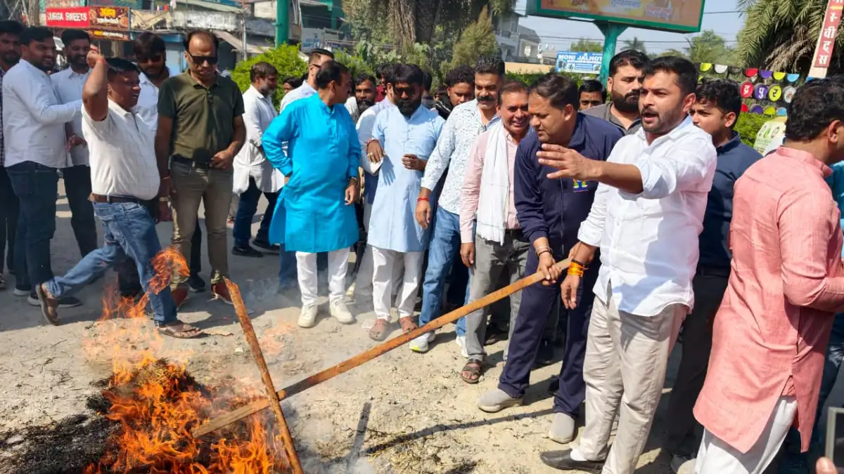 खड़गे की टिप्पणी के विरोध में भाजपा का प्रदर्शन, कांग्रेस का फूंका पुतला।