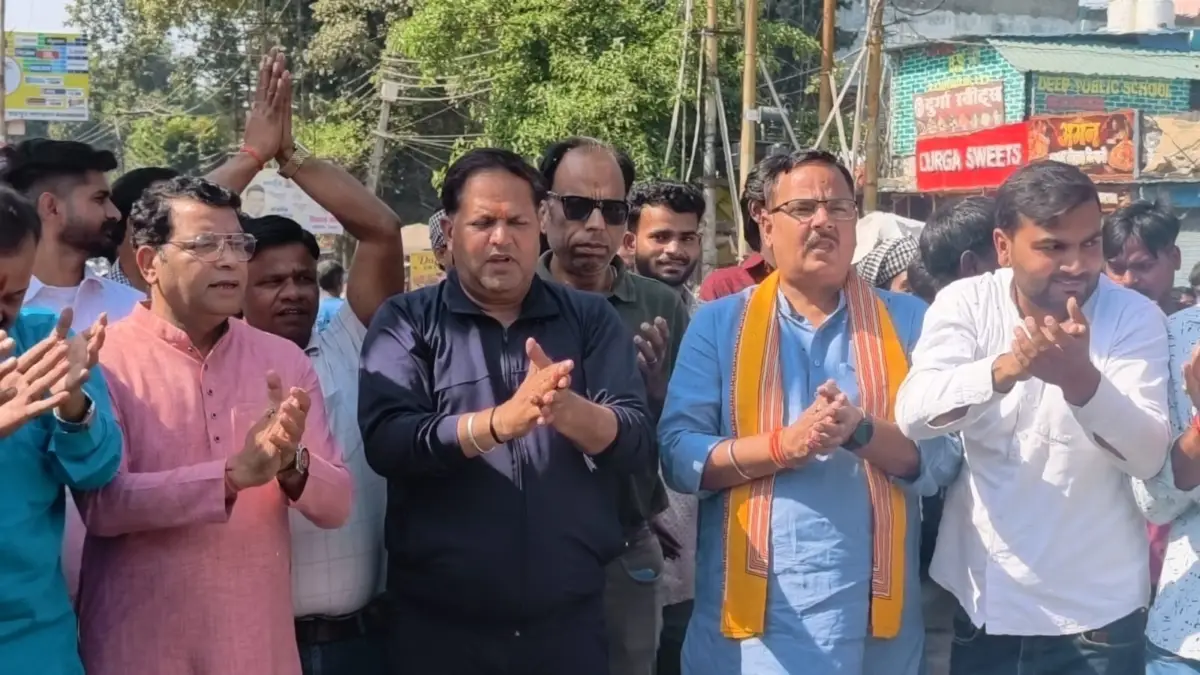 खड़गे की टिप्पणी के विरोध में भाजपा का प्रदर्शन, कांग्रेस का फूंका पुतला।